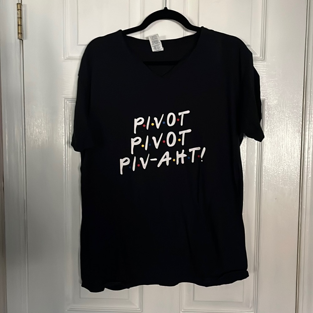 Friends black tee